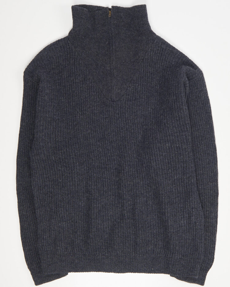 Шерстяной свитер с высоким воротником