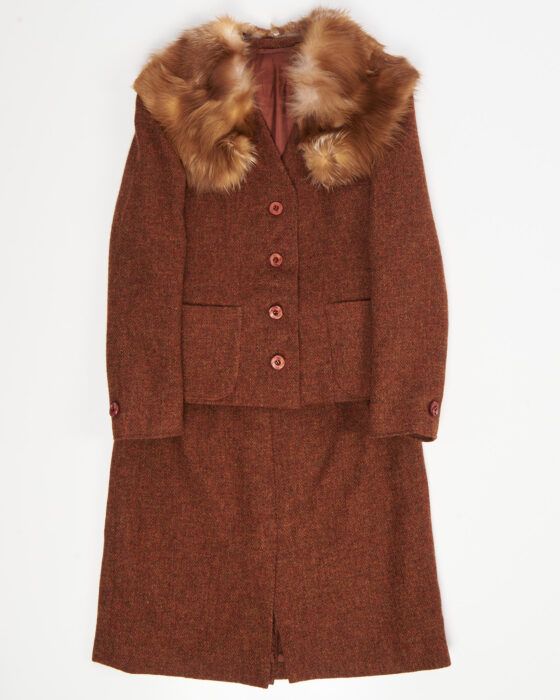 Твидовый костюм с отделкой натуральным мехом