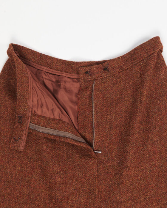 Твидовый костюм с отделкой натуральным мехом — фото 7