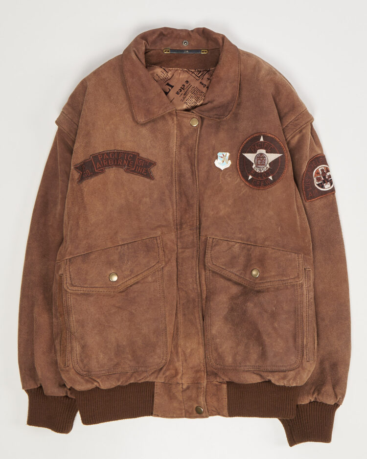 Винтажная кожаная куртка с нашивками