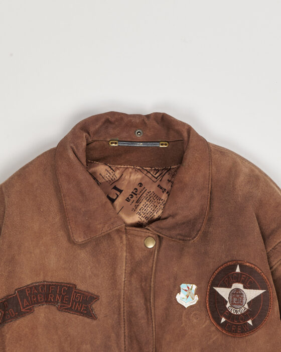 Винтажная кожаная куртка с нашивками — фото 3