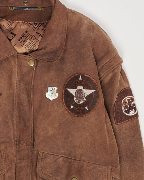 Винтажная кожаная куртка с нашивками — фото 5