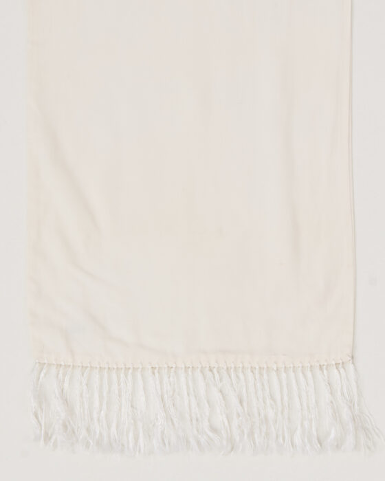 Белый шарф с бахромой — фото 3