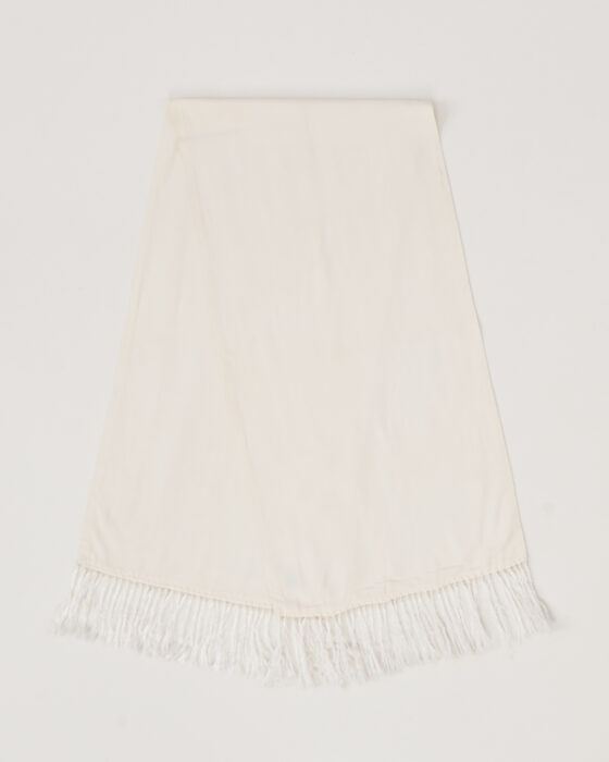 Белый шарф с бахромой