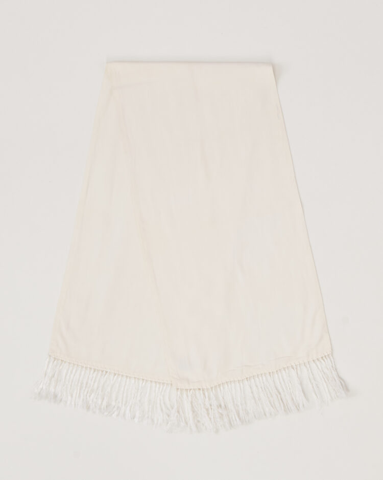 Белый шарф с бахромой