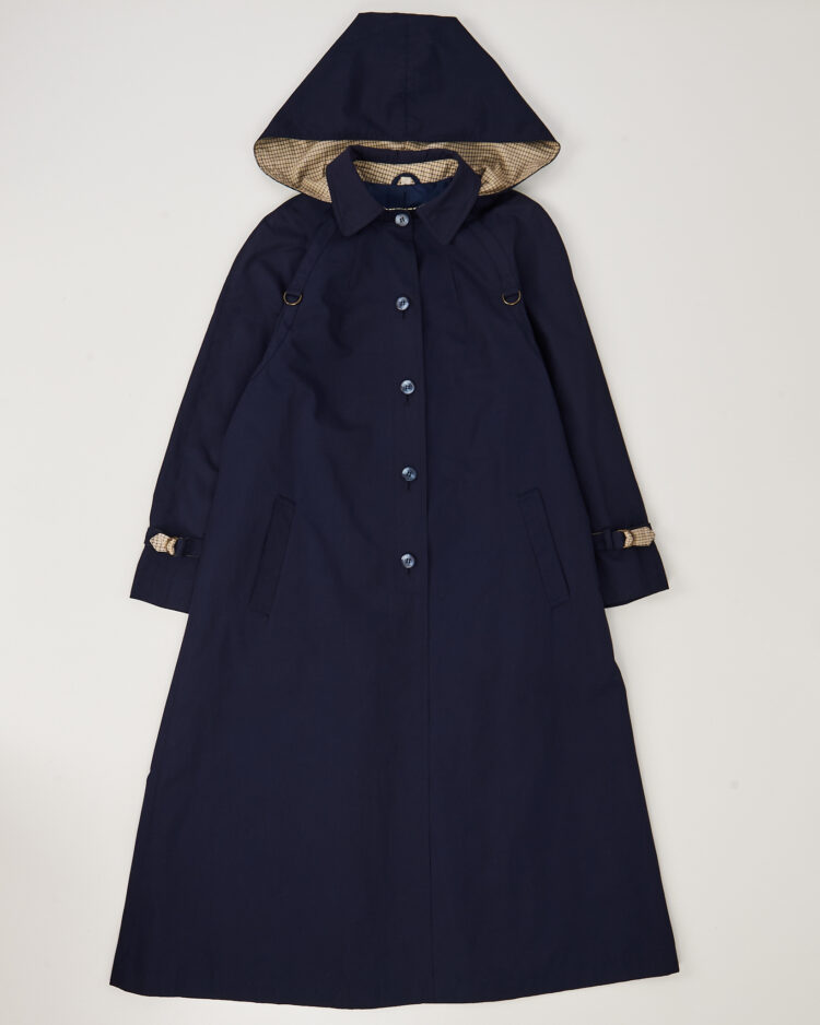 Темно-синий плащ с капюшоном