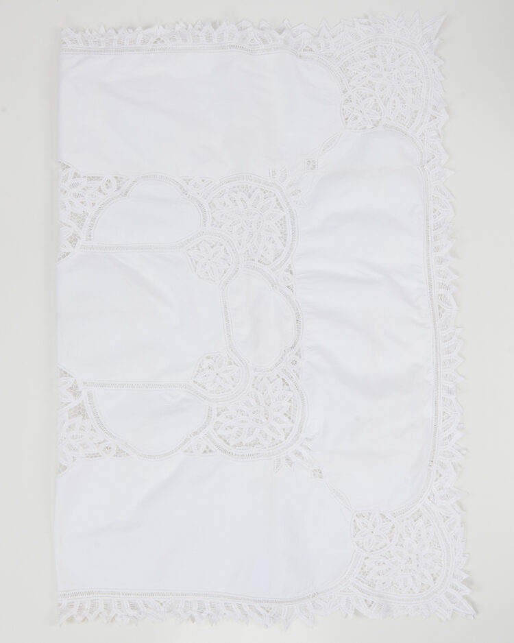 Скатерть с ажурным кружевом