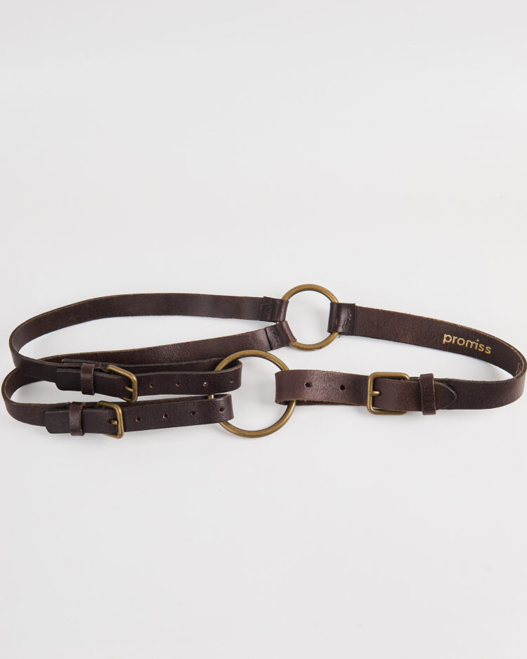 Кожаный ремень с кольцами