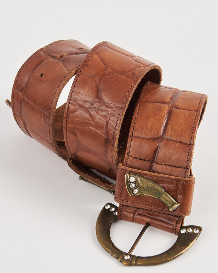 Кожаный ремень с тиснением и декором