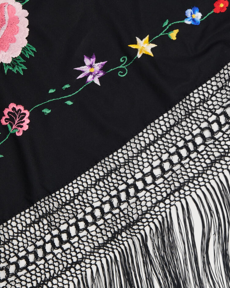 Шаль с вышивкой