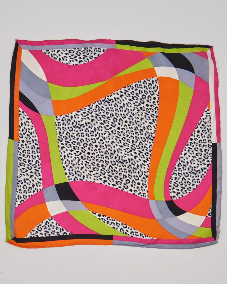 Яркий шелковый платок