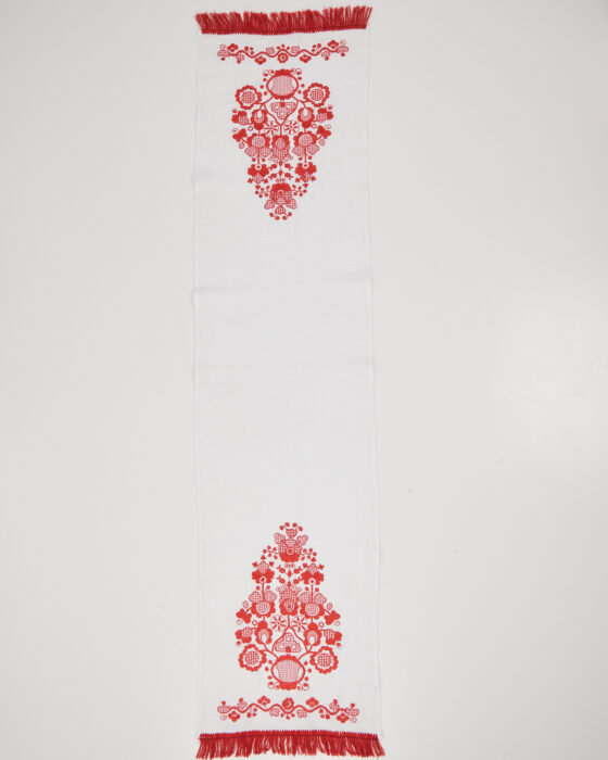 Дорожка с красной вышивкой — фото 2