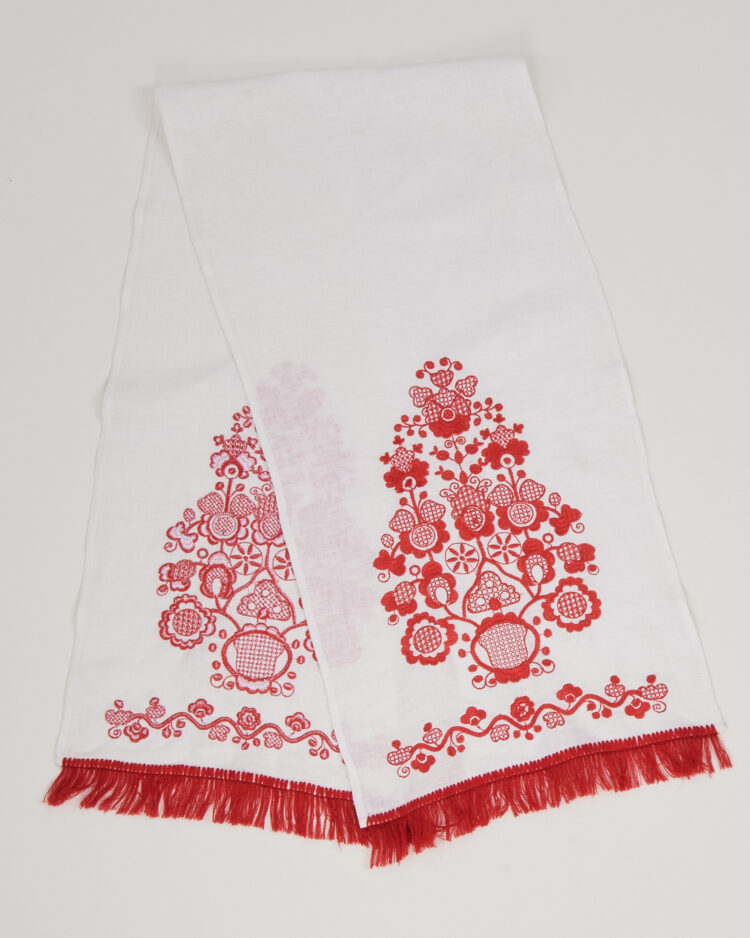 Дорожка с красной вышивкой