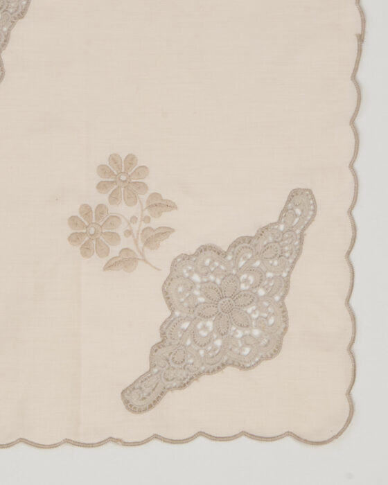 Скатерть с кружевными вставками — фото 2