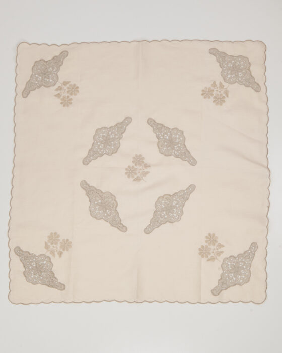 Скатерть с кружевными вставками