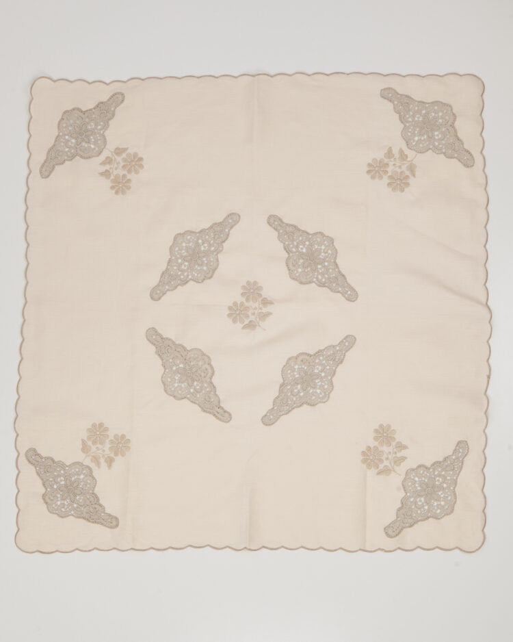 Скатерть с кружевными вставками