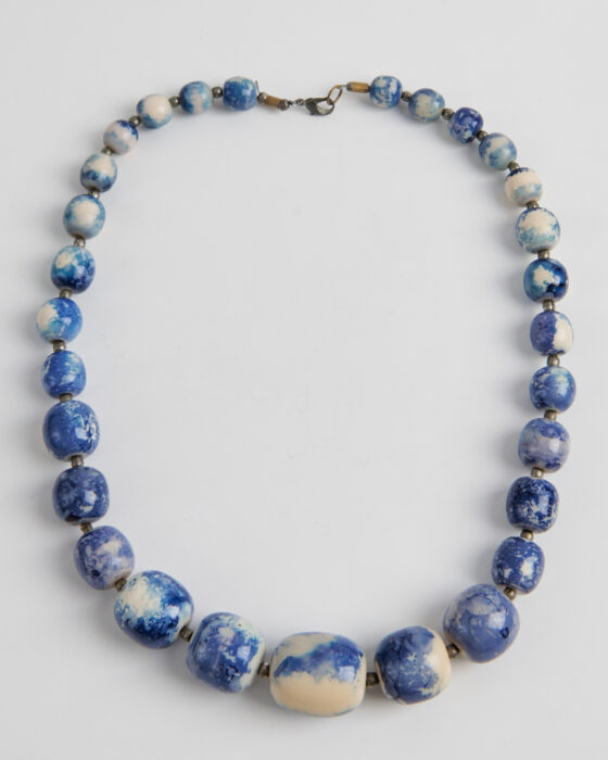 Бусы с мраморными вставками