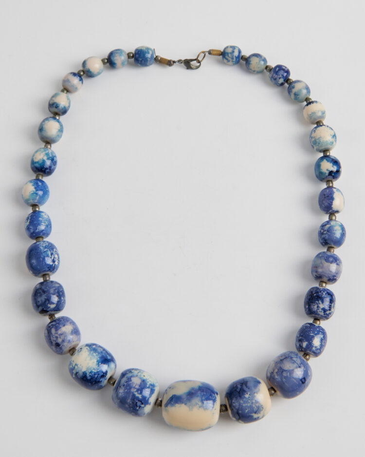 Бусы с мраморными вставками