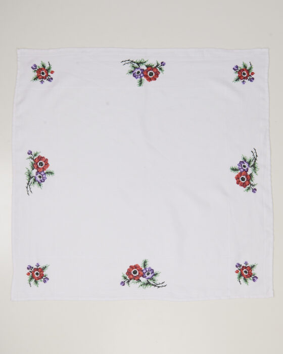Скатерть с цветочной вышивкой