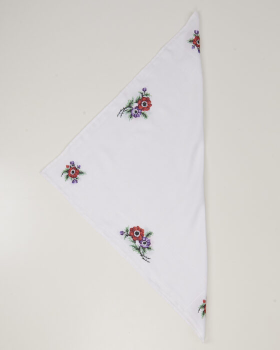 Скатерть с цветочной вышивкой — фото 3