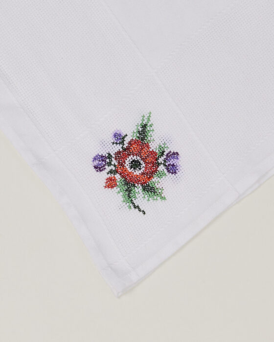 Скатерть с цветочной вышивкой — фото 4