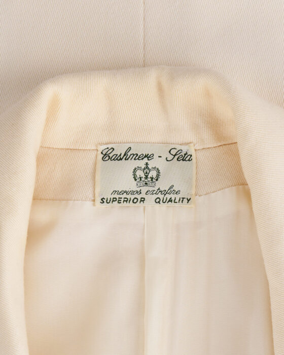 Жакет с золотыми пуговицами — фото 5