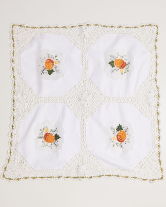 Скатерть с вышивкой тыквы