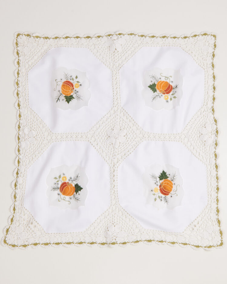 Скатерть с вышивкой тыквы