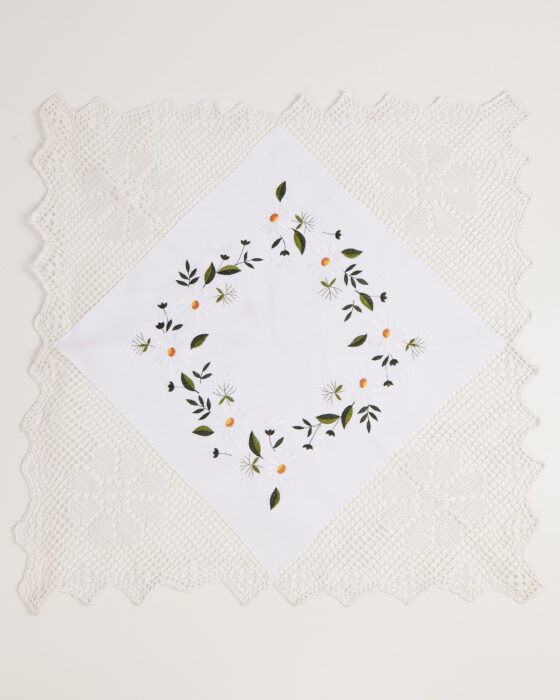 Скатерть с вышивкой ромашек