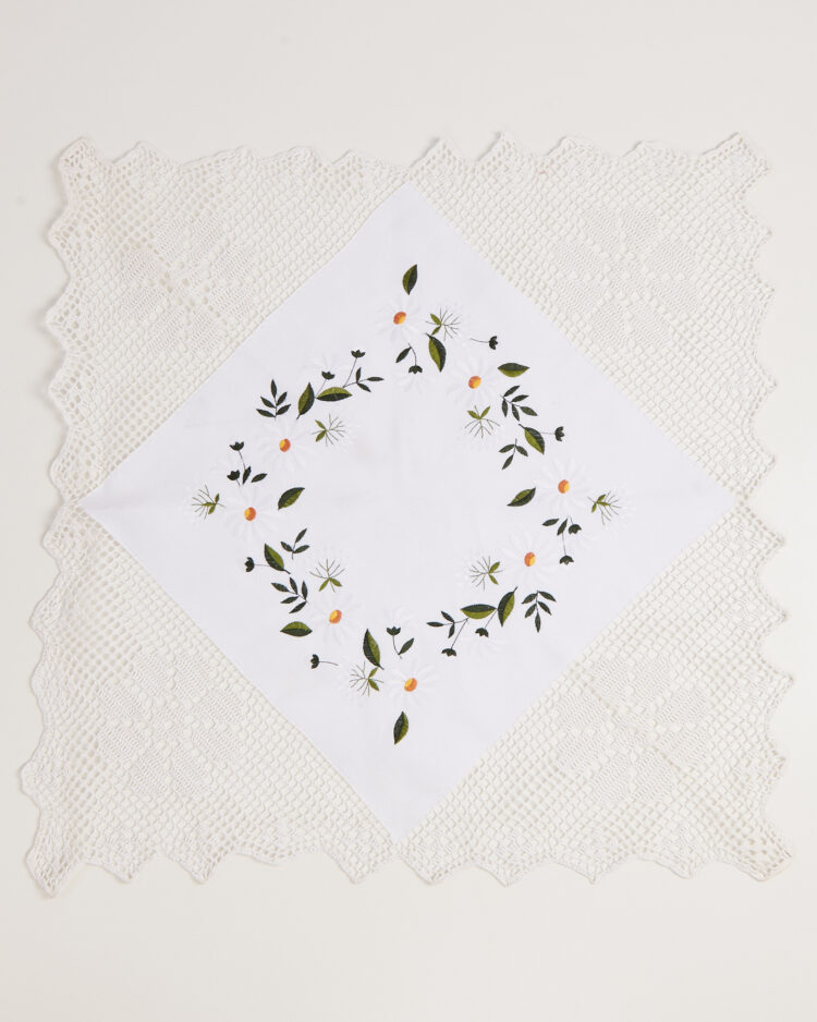 Скатерть с вышивкой ромашек