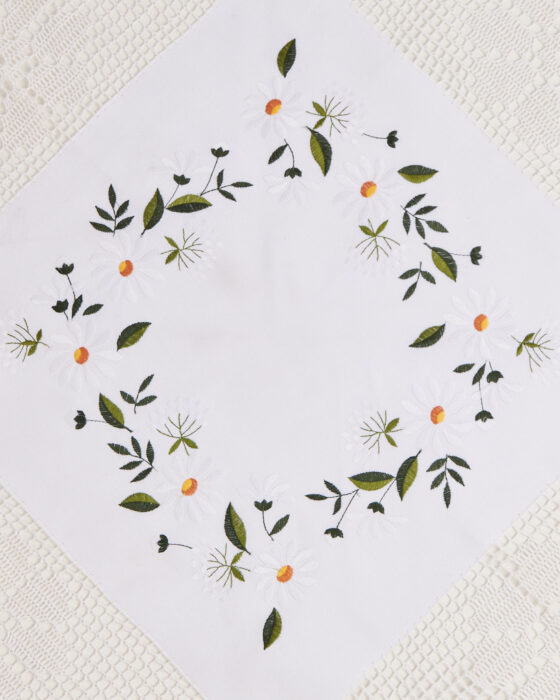 Скатерть с вышивкой ромашек — фото 2