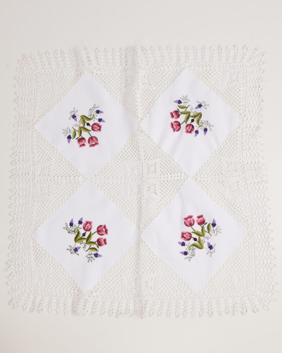 Скатерть с вышивкой тюльпаны