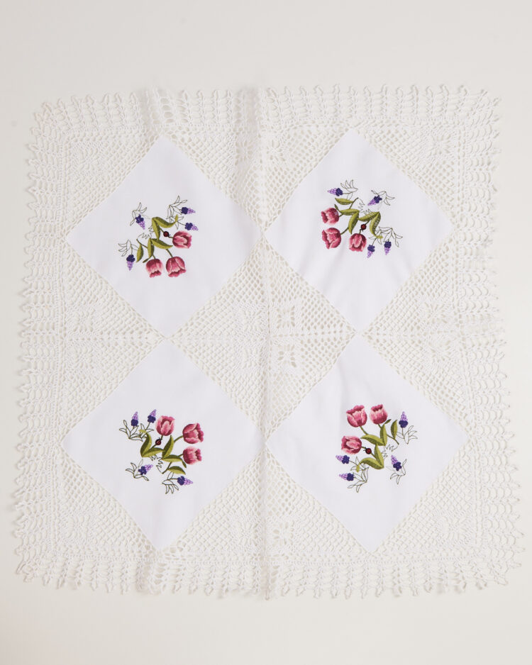 Скатерть с вышивкой тюльпаны